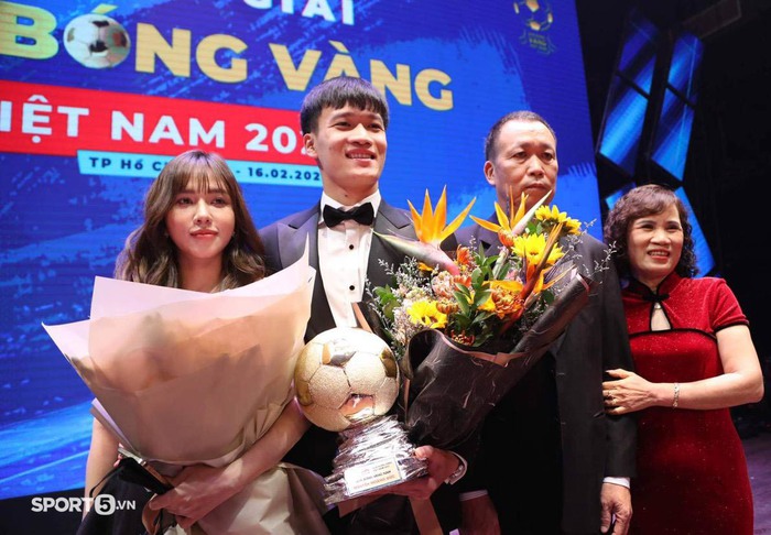 Hoàng Đức hạnh phúc bên bạn gái, được săn đón khi nhận Quả bóng vàng Việt Nam 2021 - Ảnh 4.