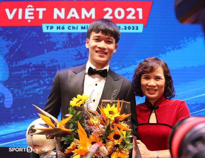Hoàng Đức hạnh phúc bên bạn gái, được săn đón khi nhận Quả bóng vàng Việt Nam 2021 - Ảnh 6.