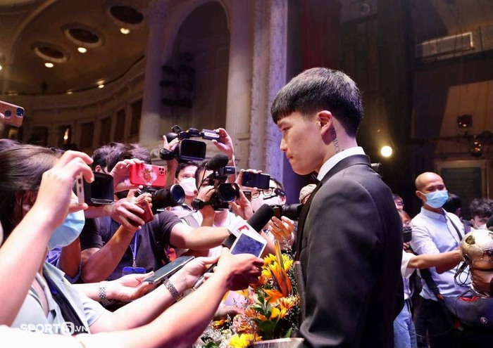 Hoàng Đức hạnh phúc bên bạn gái, được săn đón khi nhận Quả bóng vàng Việt Nam 2021 - Ảnh 2.