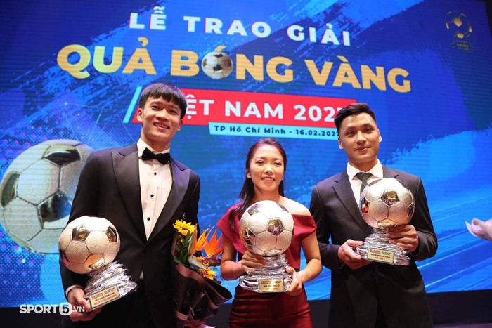 Hoàng Đức hạnh phúc bên bạn gái, được săn đón khi nhận Quả bóng vàng Việt Nam 2021 - Ảnh 1.