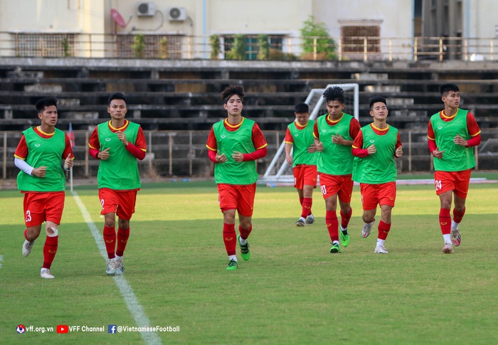 HLV Đinh Thế Nam cho U23 Việt Nam chia đội đá đối kháng trước khi đi thị sát các đối thủ - Ảnh 5.