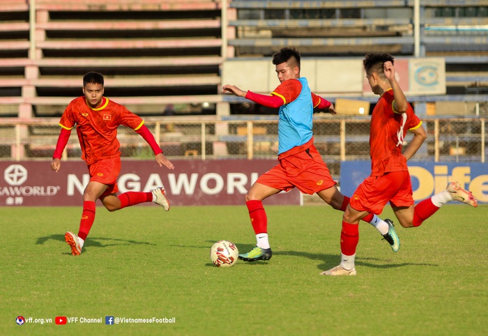 HLV Đinh Thế Nam cho U23 Việt Nam chia đội đá đối kháng trước khi đi thị sát các đối thủ - Ảnh 3.
