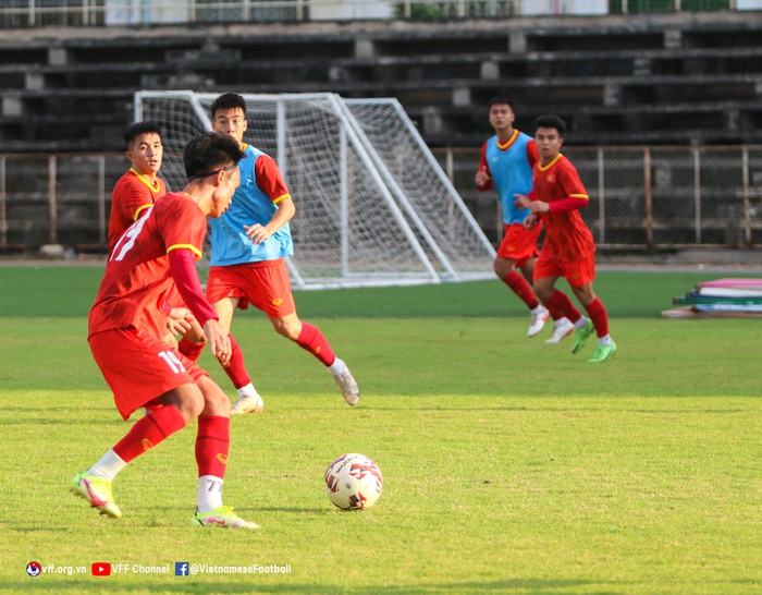 HLV Đinh Thế Nam cho U23 Việt Nam chia đội đá đối kháng trước khi đi thị sát các đối thủ - Ảnh 4.