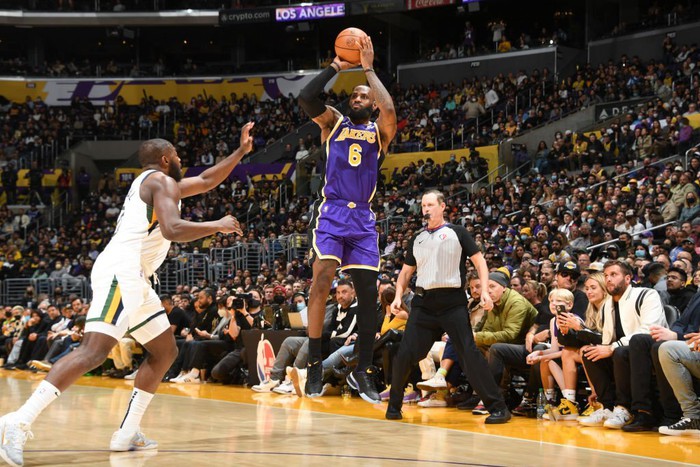 Los Angeles Lakers lật kèo ngoạn mục chỉ trong 6 phút cuối cùng của hiệp 4 - Ảnh 2.