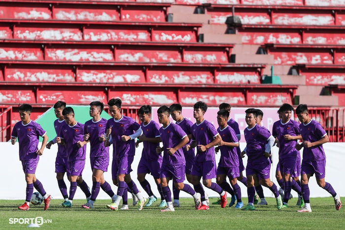 U23 Việt Nam phải di chuyển 2 sân để hoàn thành buổi tập chuẩn bị cho trận ra quân  - Ảnh 1.