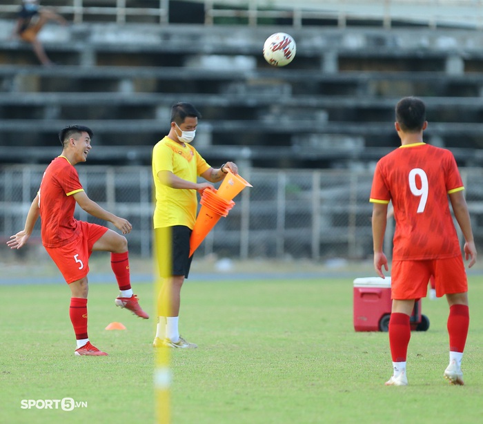 U23 Việt Nam tươi cười, HLV thủ môn ước đẫm khẩu trang - Ảnh 4.