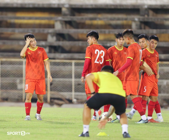 U23 Việt Nam tươi cười, HLV thủ môn ước đẫm khẩu trang - Ảnh 6.