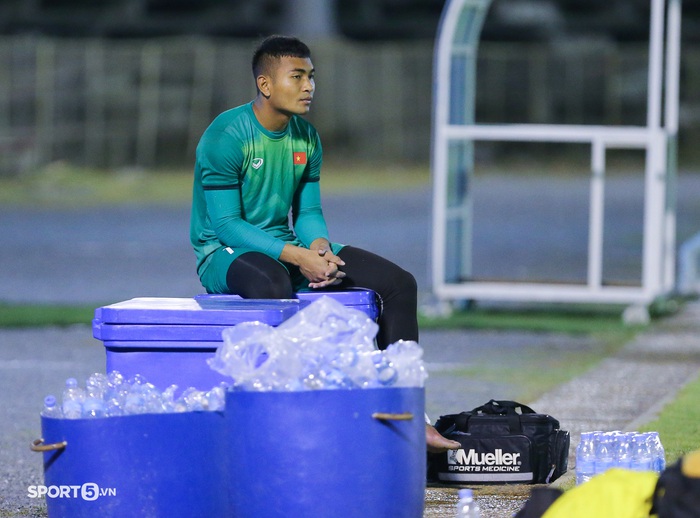 Thủ thành Y Êli Niê chấn thương trong buổi tập trước trận đấu với Singapore - Ảnh 1.