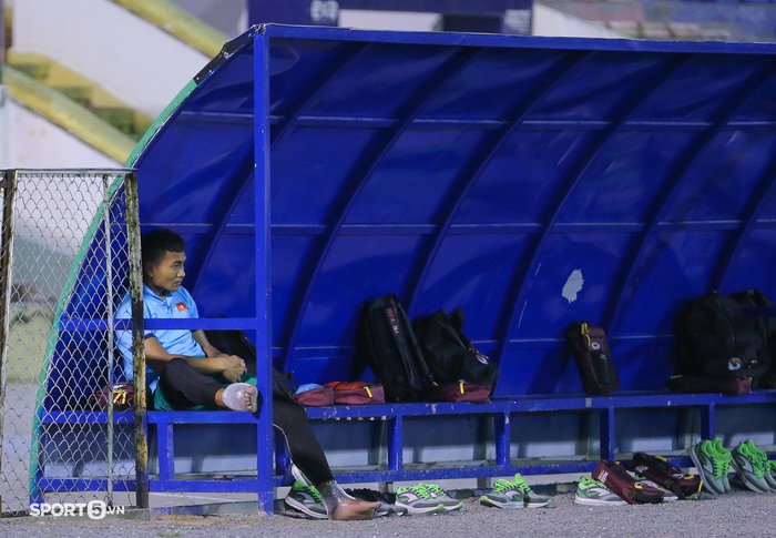 Thủ thành Y Êli Niê chấn thương trong buổi tập trước trận đấu với Singapore - Ảnh 2.