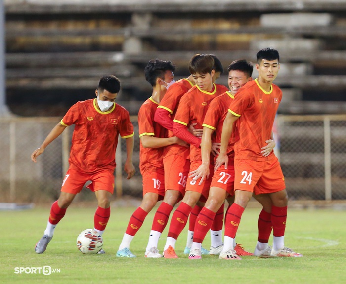U23 Việt Nam tươi cười, HLV thủ môn ước đẫm khẩu trang - Ảnh 1.