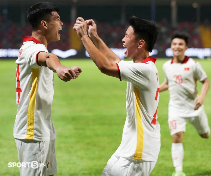 U23 Việt Nam có hành động đẹp sau khi ghi mưa bàn thắng vào lưới U23 Singapore - Ảnh 1.