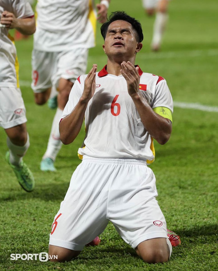 Cầu thủ HAGL ăn mừng đầy cảm xúc ở U23 Đông Nam Á, dành tặng bàn thắng cho người thân mới mất - Ảnh 1.