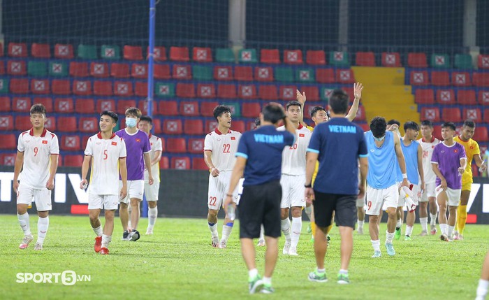 U23 Việt Nam tri ân người hâm mộ sau cơn mưa bàn thắng trước U23 Singapore - Ảnh 8.