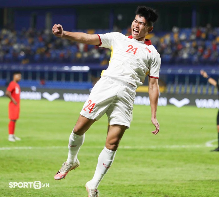 U23 Việt Nam có hành động đẹp sau khi ghi mưa bàn thắng vào lưới U23 Singapore - Ảnh 2.