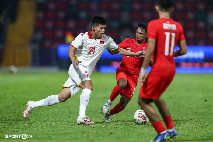 U23 Việt Nam: Hảo đồng đội nhảy lên ăn mừng bị bạn ném xuống đất - Ảnh 3.
