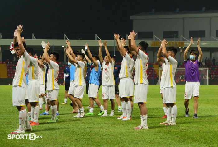 U23 Việt Nam có hành động đẹp sau khi ghi mưa bàn thắng vào lưới U23 Singapore - Ảnh 3.