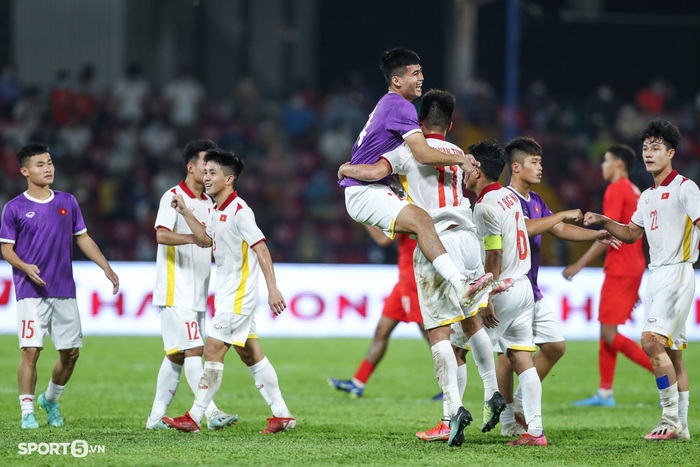 U23 Việt Nam: Hảo đồng đội nhảy lên ăn mừng bị bạn ném xuống đất - Ảnh 1.