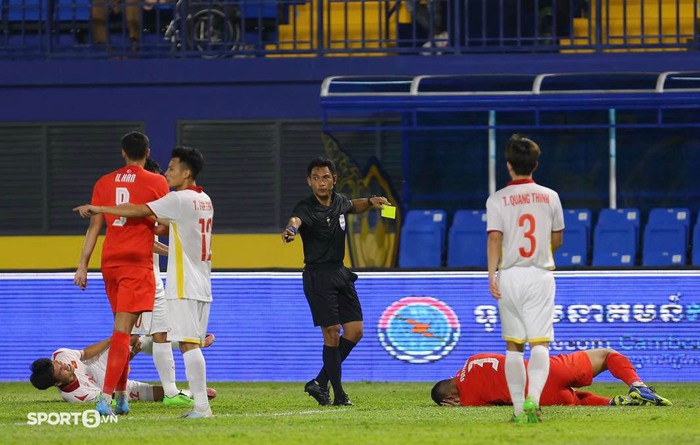 Choáng: Tuyển thủ U23 Singapore lộ nội y khi tranh chấp với cầu U23 Việt Nam - Ảnh 5.