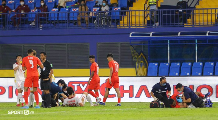 Tuyển thủ U23 Singapore lộ nội y khi tranh chấp với cầu U23 Việt Nam - Ảnh 6.