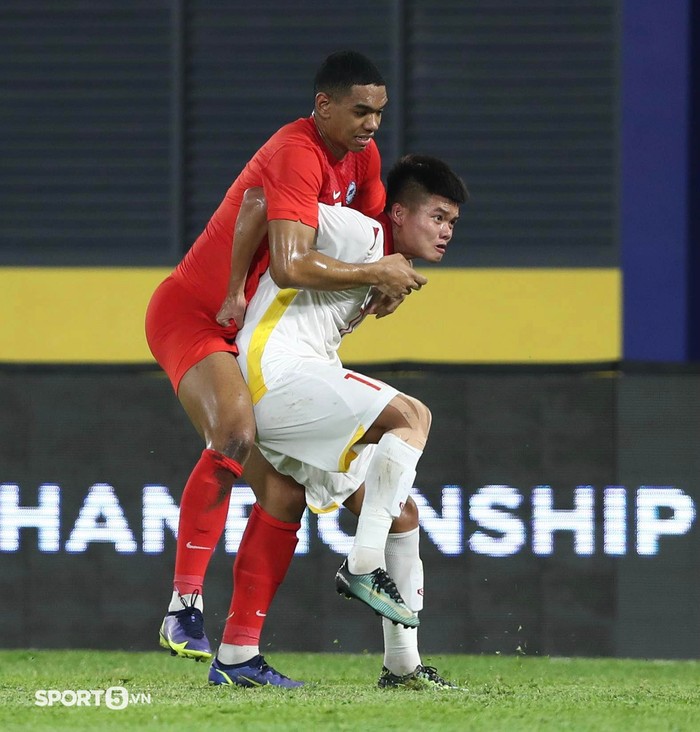 Tuyển thủ U23 Singapore lộ nội y khi tranh chấp với cầu U23 Việt Nam - Ảnh 2.