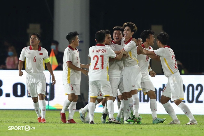 Choáng: Tuyển thủ U23 Singapore lộ nội y khi tranh chấp với cầu U23 Việt Nam - Ảnh 7.