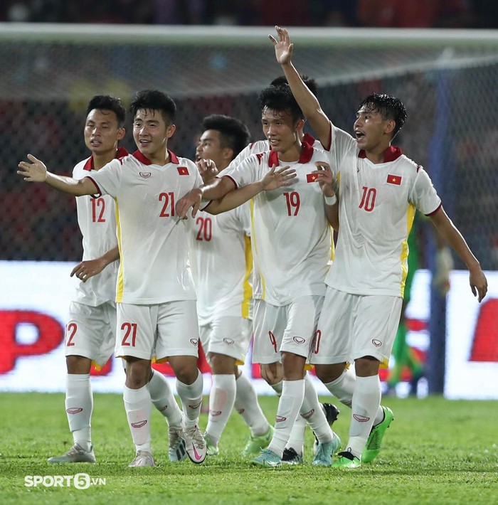 Choáng: Tuyển thủ U23 Singapore lộ nội y khi tranh chấp với cầu U23 Việt Nam - Ảnh 8.