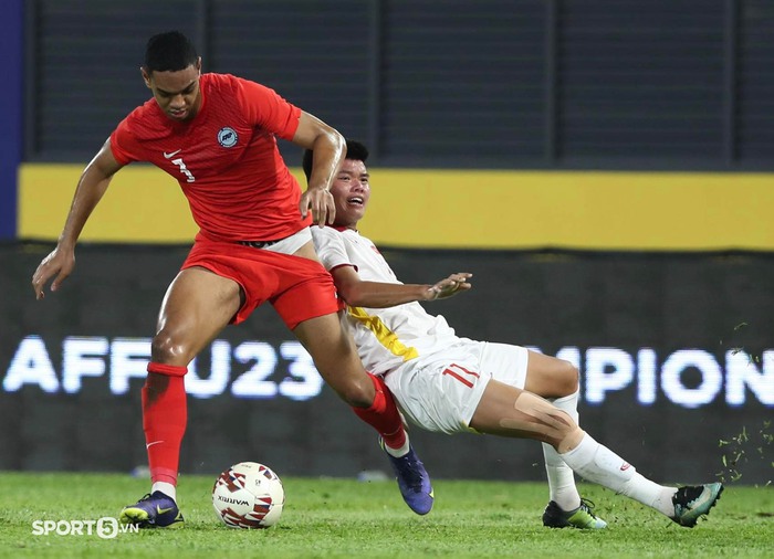 Tuyển thủ U23 Singapore lộ nội y khi tranh chấp với cầu U23 Việt Nam - Ảnh 1.
