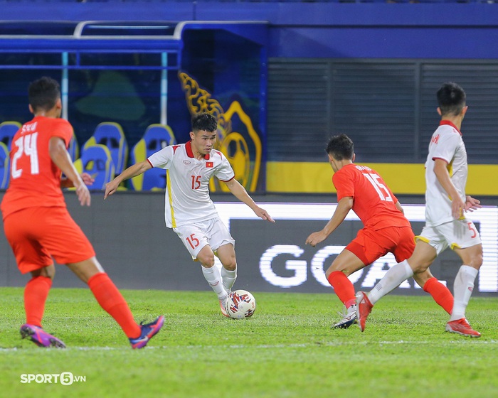 U23 Việt Nam: Hảo đồng đội nhảy lên ăn mừng bị bạn ném xuống đất - Ảnh 6.