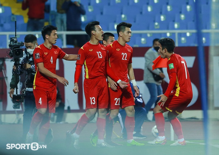 HLV Park Hang-seo bị trọng tài nhắc nhở vì ngăn cản cậu bé nhặt bóng trận Việt Nam - Trung Quốc - Ảnh 1.