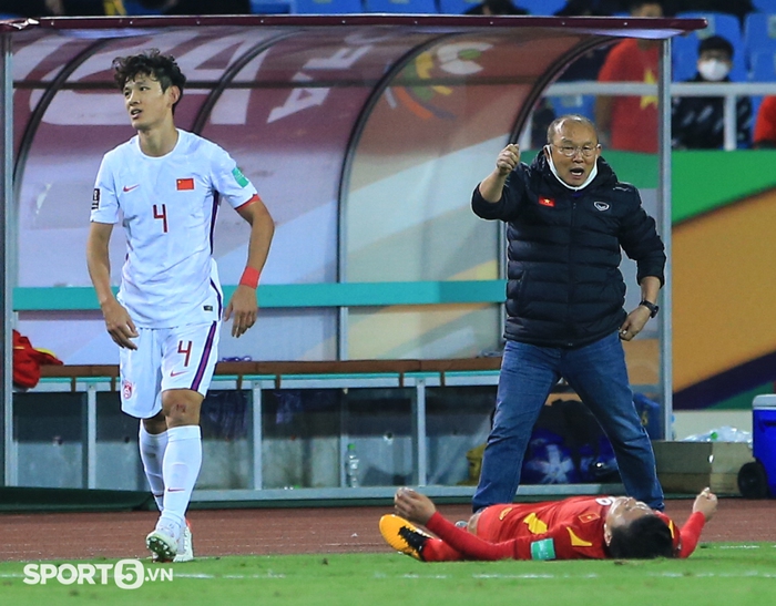 HLV Park Hang-seo bị trọng tài nhắc nhở vì ngăn cản cậu bé nhặt bóng trận Việt Nam - Trung Quốc - Ảnh 5.