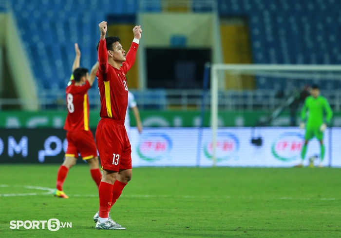 HLV Park Hang-seo bị trọng tài nhắc nhở vì ngăn cản cậu bé nhặt bóng trận Việt Nam - Trung Quốc - Ảnh 8.