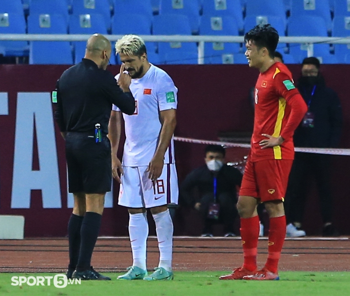 Cầu thủ nhập tịch Trung Quốc đấm mạnh xuống đất vì bế tắc, Đình Trọng động viên - Ảnh 6.