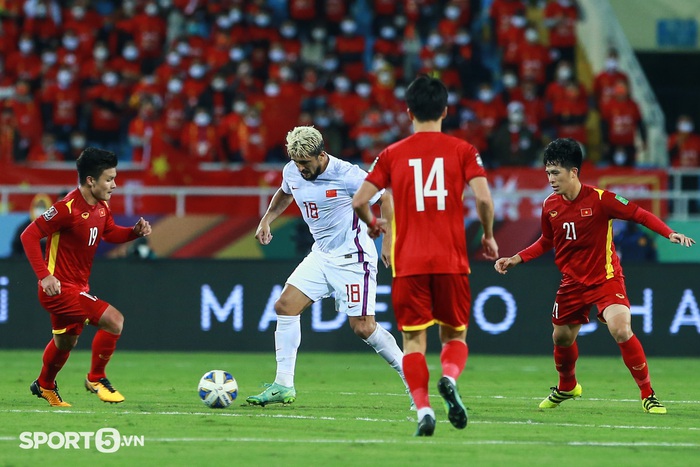 Cầu thủ nhập tịch Trung Quốc đấm mạnh xuống đất vì bế tắc, Đình Trọng động viên - Ảnh 7.