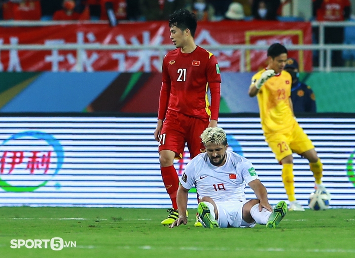 Cầu thủ nhập tịch Trung Quốc đấm mạnh xuống đất vì bế tắc, Đình Trọng động viên - Ảnh 3.