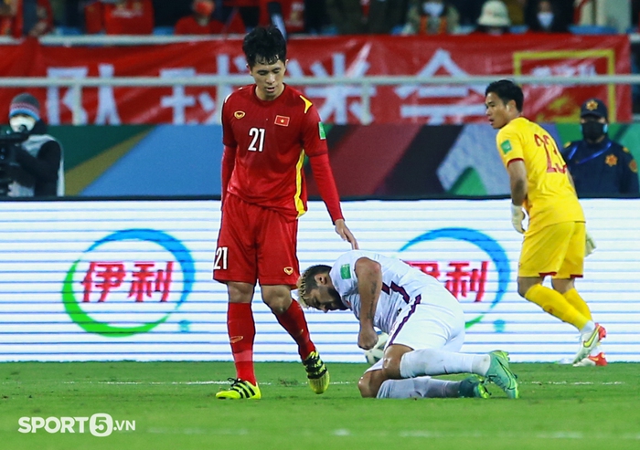 Cầu thủ nhập tịch Trung Quốc đấm mạnh xuống đất vì bế tắc, Đình Trọng động viên - Ảnh 4.