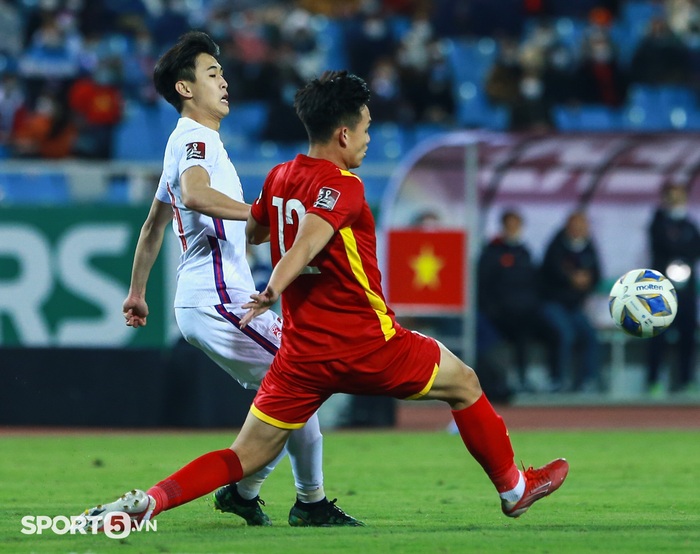 Cầu thủ nhập tịch Trung Quốc đấm mạnh xuống đất vì bế tắc, Đình Trọng động viên - Ảnh 10.