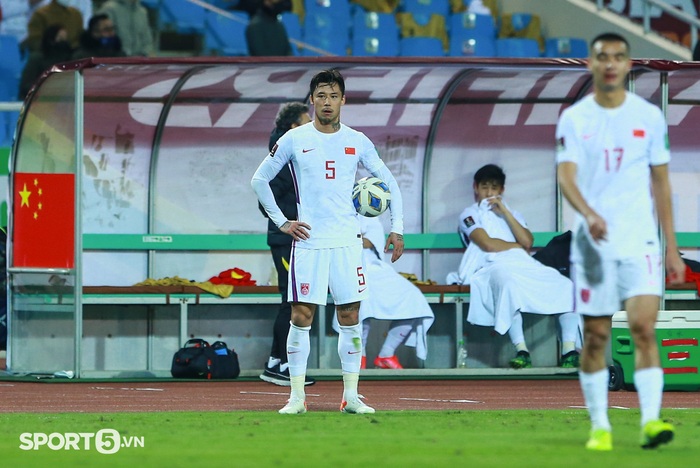 Cầu thủ nhập tịch Trung Quốc đấm mạnh xuống đất vì bế tắc, Đình Trọng động viên - Ảnh 12.