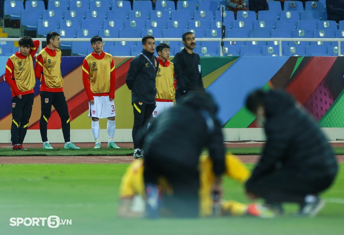 Cầu thủ nhập tịch Trung Quốc đấm mạnh xuống đất vì bế tắc, Đình Trọng động viên - Ảnh 13.