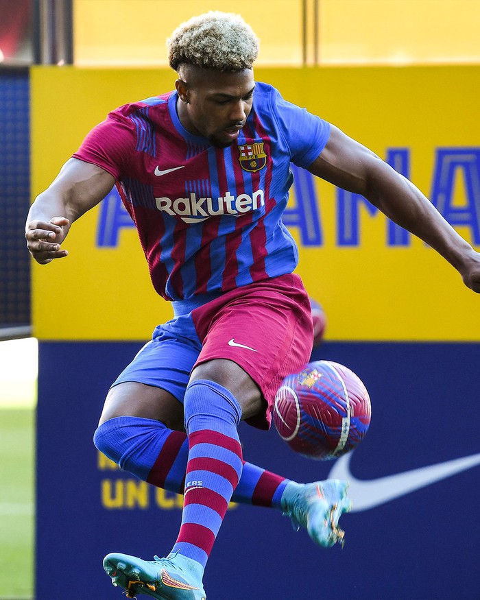 Adama Traore thể hiện cơ bắp cuồn cuộn trong lễ ra mắt Barcelona - Ảnh 2.