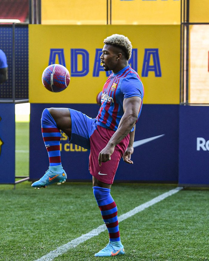 Adama Traore thể hiện cơ bắp cuồn cuộn trong lễ ra mắt Barcelona - Ảnh 1.
