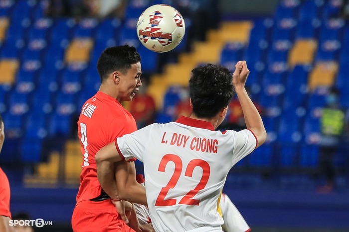 Con trai huyền thoại bóng đá Singapore “tắt điện” trước hàng thủ U23 Việt Nam  - Ảnh 3.