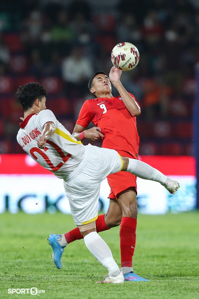 Con trai huyền thoại bóng đá Singapore “tắt điện” trước hàng thủ U23 Việt Nam  - Ảnh 2.