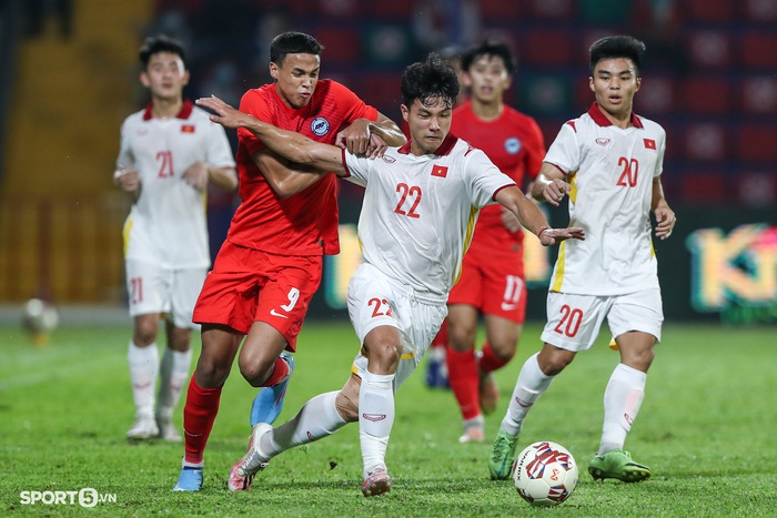 Con trai huyền thoại bóng đá Singapore “tắt điện” trước hàng thủ U23 Việt Nam  - Ảnh 5.