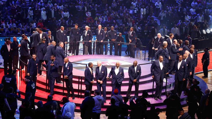 Biểu cảm cam chịu của Kevin Garnett khi Ray Allen đến với &quot;vòng tay&quot; của LeBron James tại Lễ kỷ niệm 75 năm NBA - Ảnh 1.