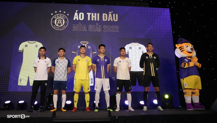 Hà Nội FC, Viettel FC ra mắt mẫu áo đấu mới ở mùa giải 2022: - Ảnh 1.