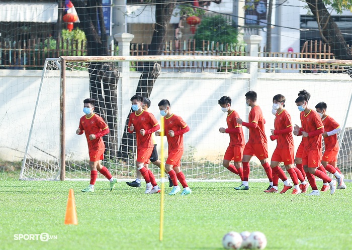 Thủ thành số 1 U23 Việt Nam vắng mặt, trợ lý HLV thay khẩu trang mỏng hơn cho các học trò - Ảnh 3.