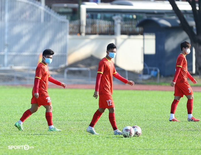 Thủ thành số 1 U23 Việt Nam vắng mặt, trợ lý HLV thay khẩu trang mỏng hơn cho các học trò - Ảnh 7.