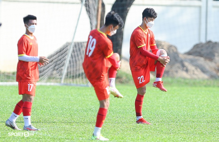 Thủ thành số 1 U23 Việt Nam vắng mặt, trợ lý HLV thay khẩu trang mỏng hơn cho các học trò - Ảnh 6.