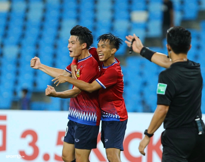 U23 Lào 1-0 U23 Malaysia: Siêu phẩm Buonkong - Ảnh 10.