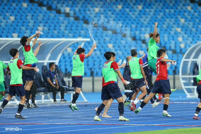 U23 Lào ăn mừng cực nhiệt sau chiến tích vào bán kết U23 Đông Nam Á 2022 - Ảnh 2.